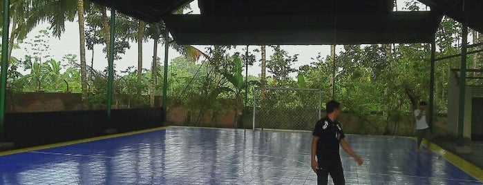 SG Futsal (First International Futsal Court In Praya Tengah) Ds. Pengadang. Praya Tengah is one of Lapangan Futsal.