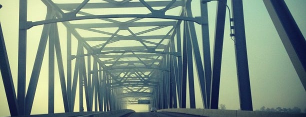 Ohio Bridge is one of Tempat yang Disukai Amanda.