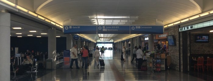 Concourse B is one of Lieux qui ont plu à T.