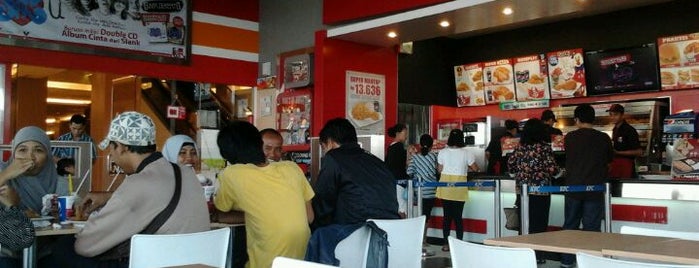 KFC is one of Tempat yang Disukai mika.
