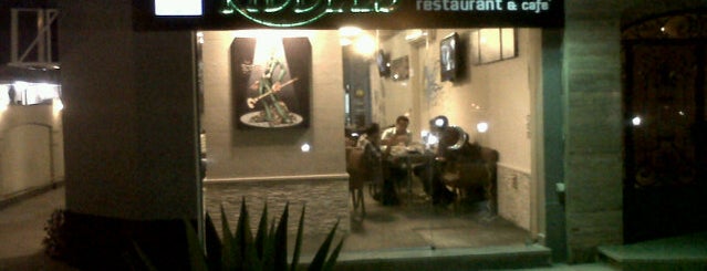 Riddles Cafe & Restaurant is one of Lugares favoritos de Isra'.