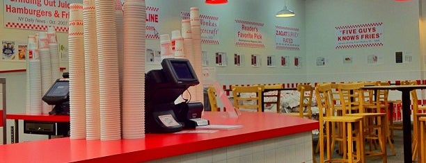 Five Guys is one of Tomさんのお気に入りスポット.