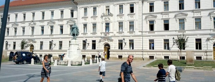 Kossuth tér is one of Pécsi közterek.