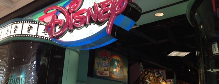 Disney Store is one of Orte, die Darek gefallen.