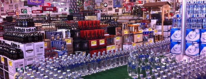 Frugal MacDoogal Beverage Warehouse is one of Lugares favoritos de Tenessa.