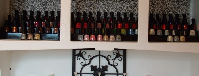 Lacquer Beauty Lounge is one of Orte, die Vicky gefallen.