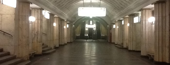 metro Teatralnaya is one of Метро Москвы (Moscow Metro).