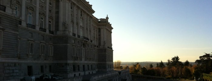 Palais royal de Madrid is one of De visita imprescindible.
