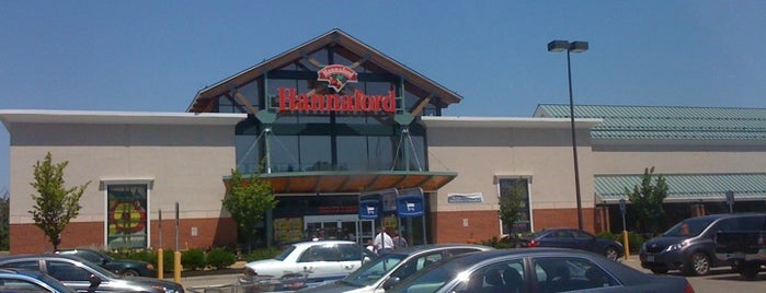 Hannaford Supermarket is one of Lugares favoritos de Tricia.