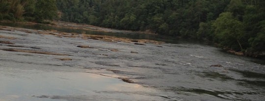 Chattahoochee River is one of Lugares favoritos de Chester.