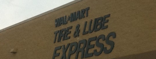 Walmart Auto Care Centers is one of สถานที่ที่ Lizzie ถูกใจ.