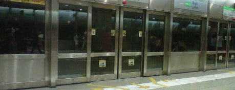 Bugis MRT Interchange (EW12/DT14) is one of Mrt ah.