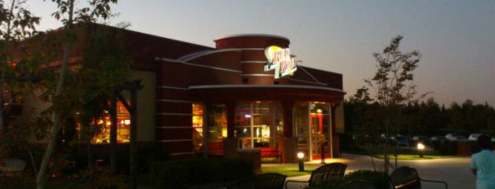 Red Robin Gourmet Burgers and Brews is one of Tempat yang Disukai Jon.