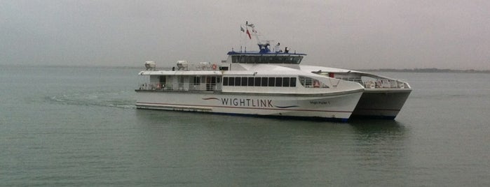 Wightlink Fastcat Terminal is one of Orte, die Jon gefallen.