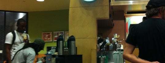 Starbucks is one of Lugares favoritos de Ashley.