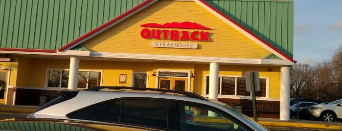 Outback Steakhouse is one of Locais salvos de Andrea.