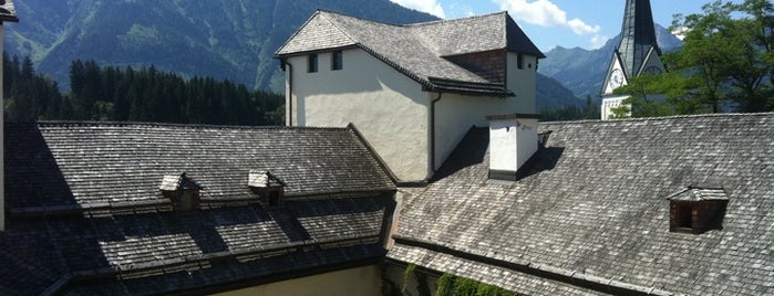 Schloss Goldegg is one of Tempat yang Disukai Matthias.