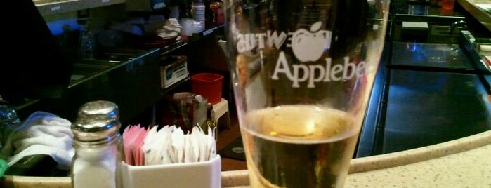 Applebee's Grill + Bar is one of Tempat yang Disukai Derek.