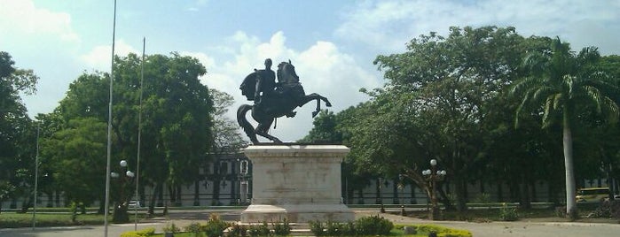 Plaza Bolívar is one of Monumentos.