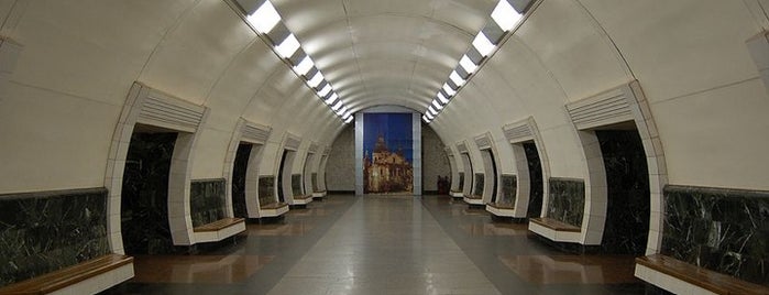 Станция «Дорогожичи» is one of Київський метрополітен.