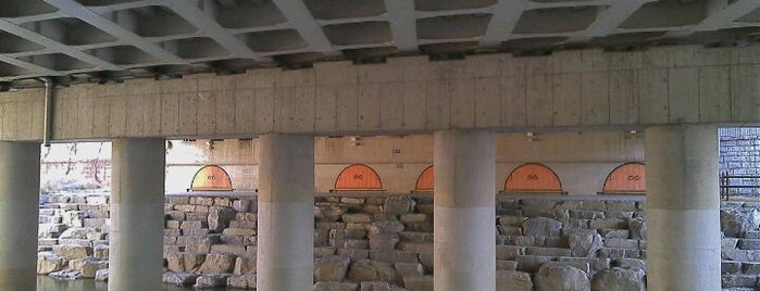 Hwanghak Bridge is one of Bridges over Cheonggyecheon.