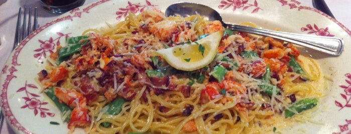 Maggiano's Little Italy is one of Tempat yang Disukai Lovely.