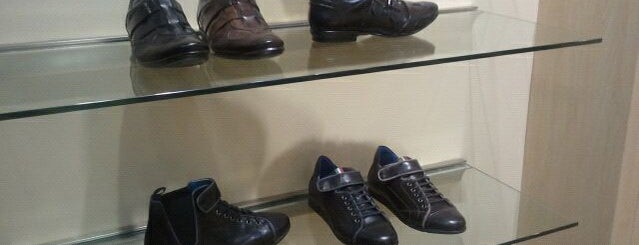 Mezlan Men's Shoes is one of Locais curtidos por Chester.