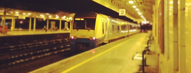 Cardiff Central Railway Station (CDF) is one of Lugares favoritos de Alex.