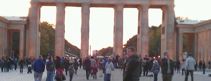 ブランデンブルク門 is one of mylifeisgorgeous in Berlin.