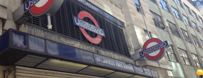 St. James's Park London Underground Station is one of Lieux sauvegardés par David.