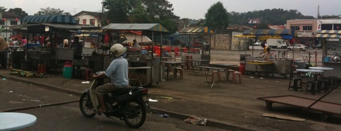 Section 17 Hawker Street (Wai Sek Kai) is one of Must-visit Food in Petaling Jaya.