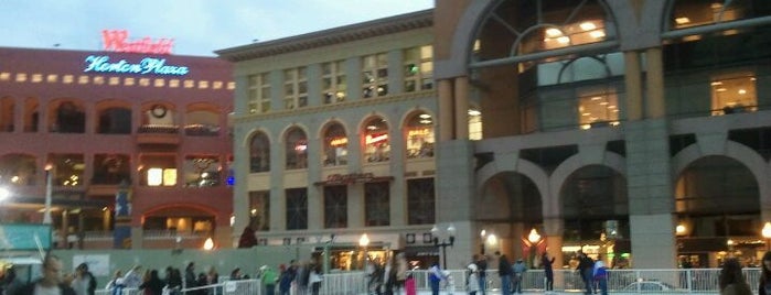 Horton Plaza Mall Ice Rink is one of Malls Favoritos :D.