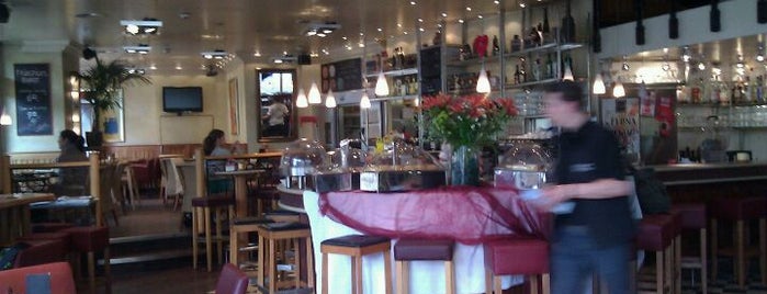 Cafe & Bar Celona is one of Tempat yang Disukai Melis.