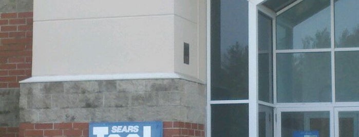 Sears is one of Locais curtidos por Steph.