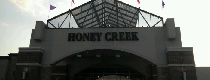 Honey Creek Mall is one of Tempat yang Disukai Chris.