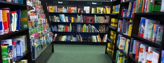 Barnes & Noble is one of Tempat yang Disukai GreatStoneFace.