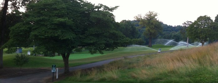 Elizabethton Golf Course is one of สถานที่ที่ Jordan ถูกใจ.