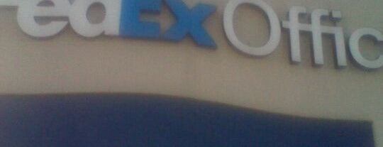 FedEx Office Print & Ship Center is one of Lieux qui ont plu à Judah.