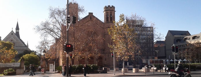 Universidad de Adelaida is one of Adelaide City Badge - City of Churches.