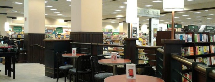 Barnes & Noble (Permanently Closed) is one of Locais curtidos por Pablo.