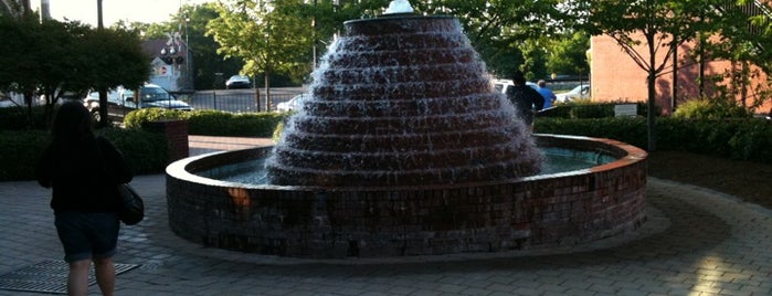 Fountain in Douglasville is one of Chesterさんのお気に入りスポット.