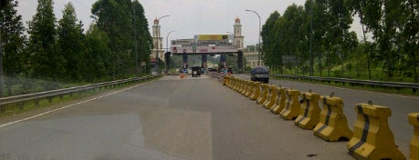 Gerbang Tol Cikarang Timur is one of Bekasi Traveling.
