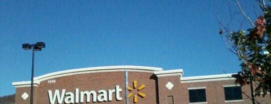 Walmart Supercenter is one of Lugares favoritos de JD.