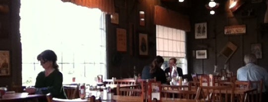 Cracker Barrel Old Country Store is one of Tamaraさんのお気に入りスポット.