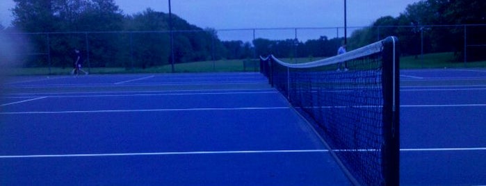 Newington Tennis Courts is one of Tempat yang Disimpan Amber.