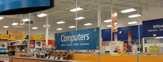 OfficeMax is one of Lugares favoritos de Christy.