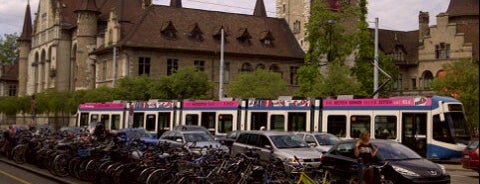 Landesmuseum Zürich is one of Tempat yang Disukai Carl.