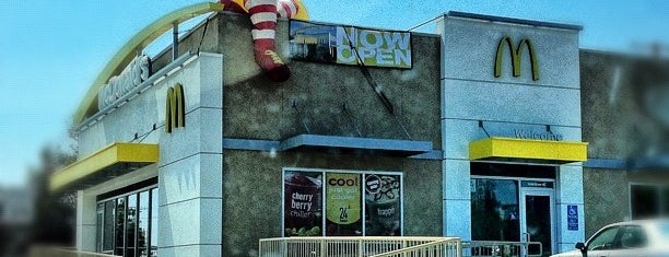 McDonald's is one of สถานที่ที่ Conrad & Jenn ถูกใจ.