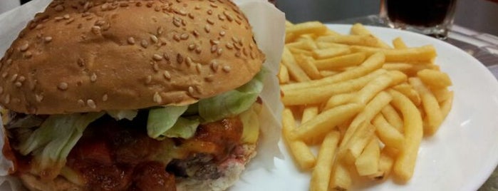 Eddie Fine Burgers is one of Tempat yang Disukai Fernanda.