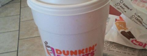 Dunkin' is one of Alfredoさんのお気に入りスポット.